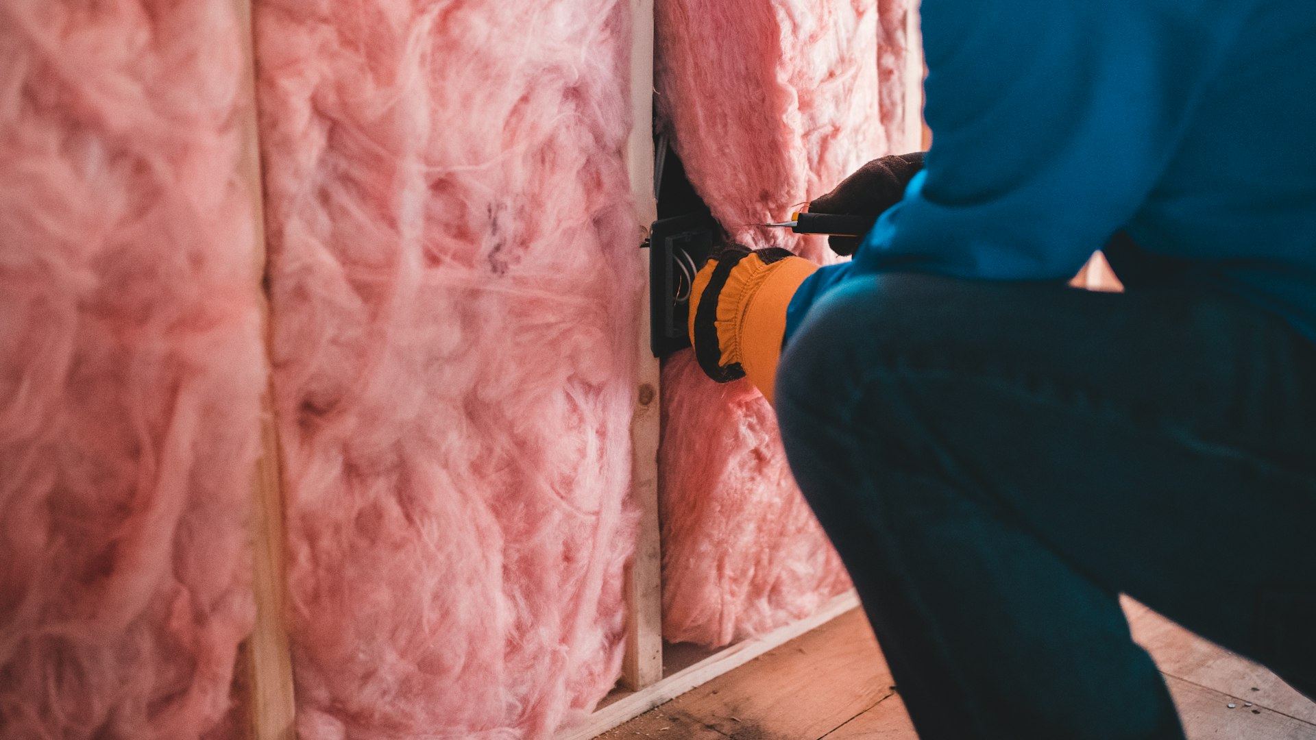 Instalación de material aislante acústico en una pared