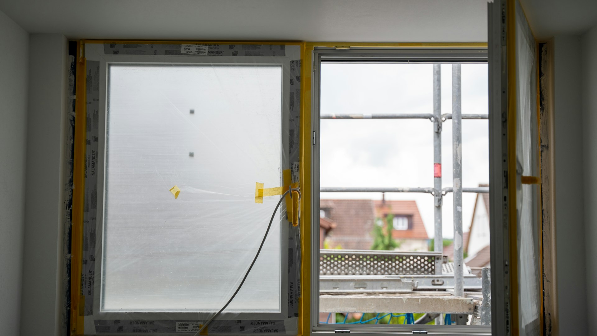 Ventana sellada con cinta durante la ejecución de la hermeticidad en obra
